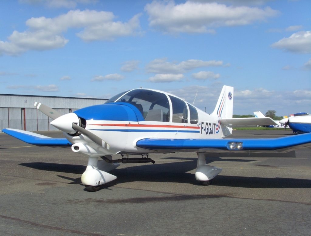 Avion sur l'aérodrome de Dierre